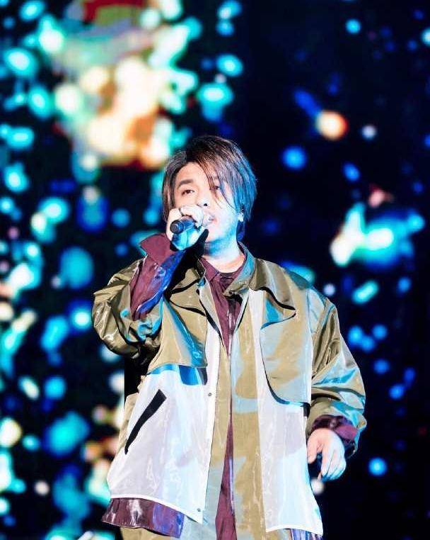 他从"搬砖工"到"一代天王",与林俊杰同出道,与周杰伦相媲美_阿杜_天黑