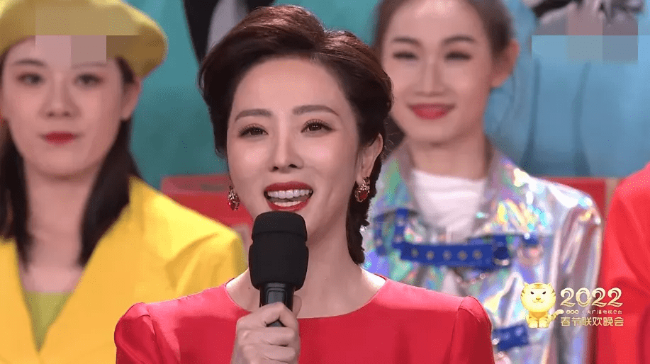 马凡舒春晚造型对比 a9aa1bfbb2734bab912886c46d9372d4.png