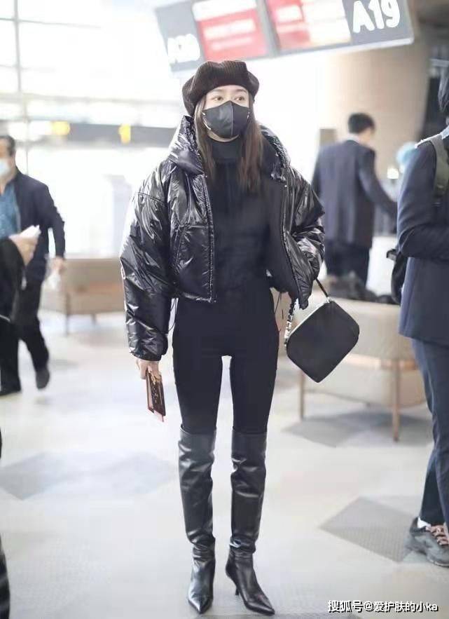 大衣 秦岚认真过冬了，穿黑色外套低调又显年轻，脚踩“尖头鞋”好时髦