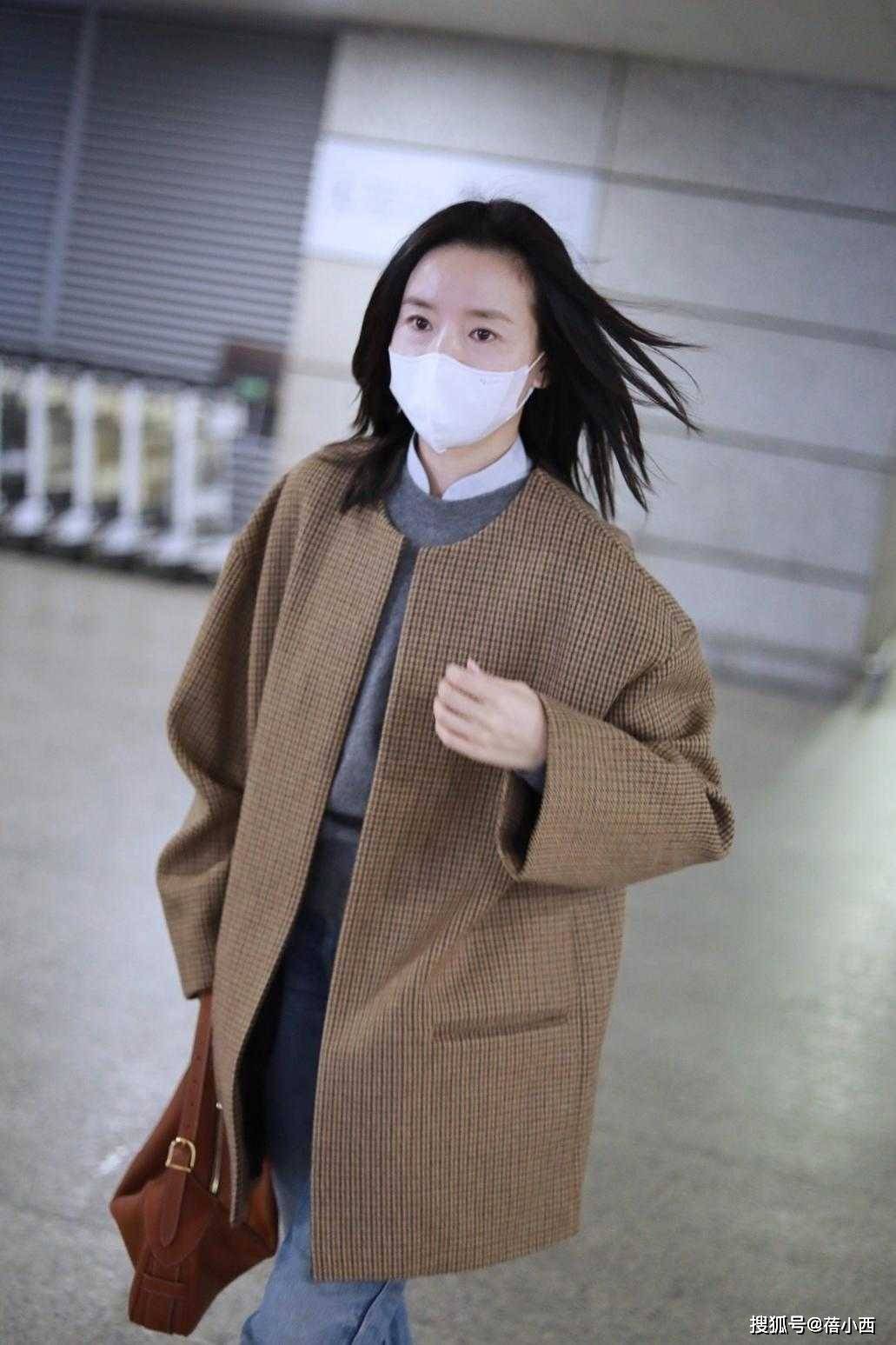 羊羔 董洁真不像四十多岁的人，穿牛仔风衣配衬衫走机场，年轻似大学生
