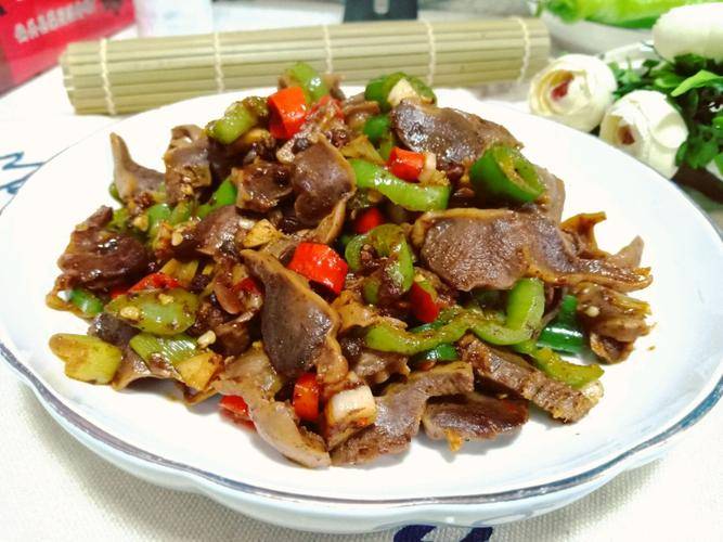 今天跟大家分享一个辣炒鸡胗的做法这样做出来辣炒鸡胗脆嫩不老