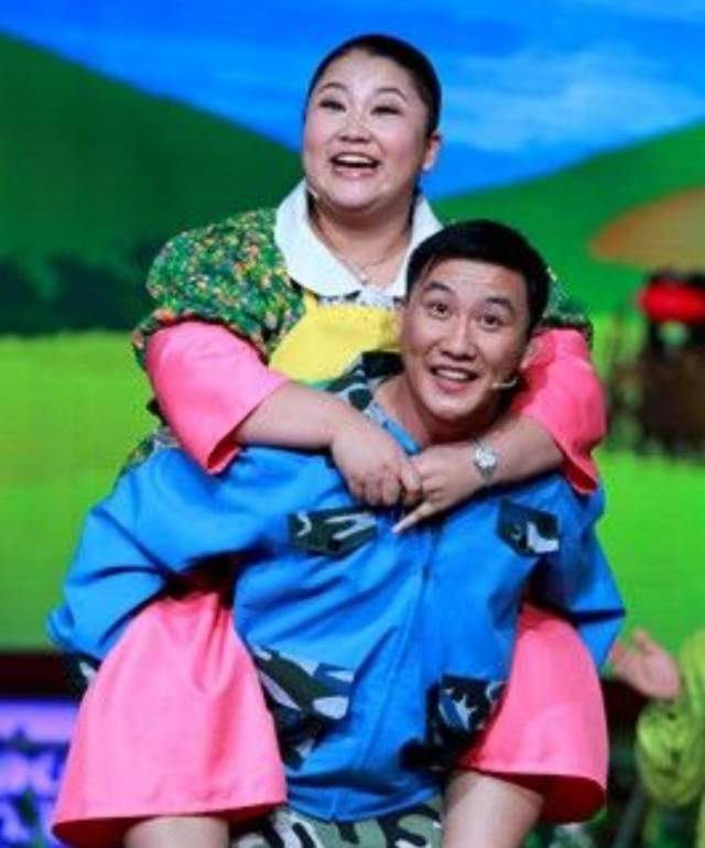 胖丫罕晒老公日常,杨树林穿红色内衣在家热舞,力破夫妻不和传闻