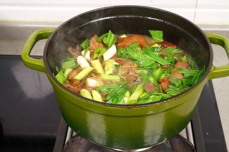 蘑菇肉汤家常做法 fe87e7e83c6f436db71161e01b90677e.jpeg