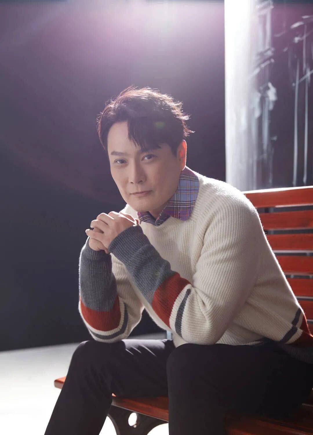 近日54岁的张信哲一组近照曝光曾经的情歌王子如今也老了