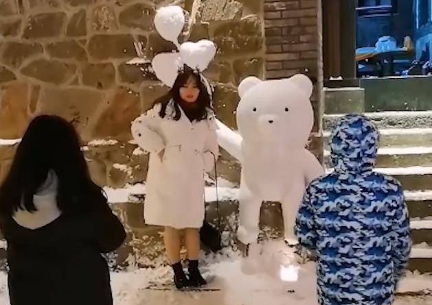 山东一爸爸为女儿堆“熊雪人”，不料引众游客拍照，意外成打卡地