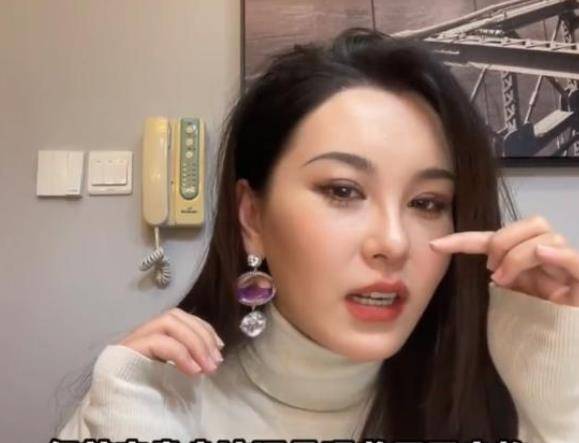 什么美女网红自曝整容经历，敲碎肋骨垫鼻梁，40人做手术仅有2人成功