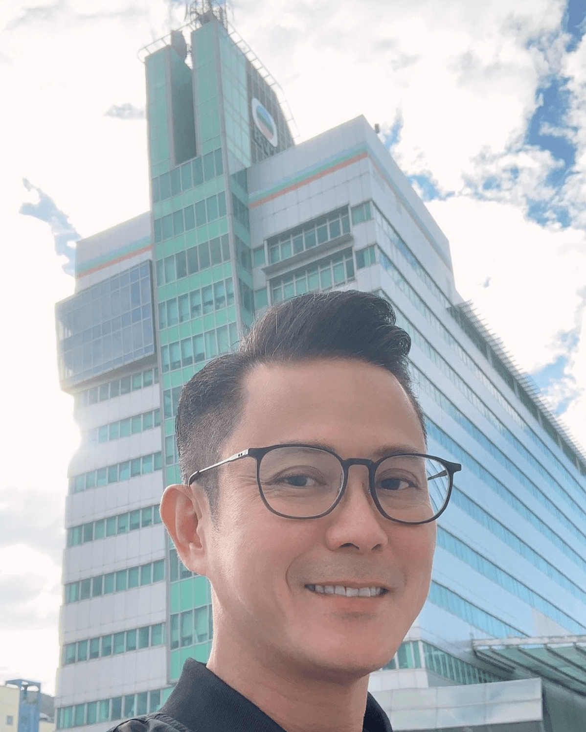 48岁tvb绿叶第二度离巢,移居中山一年成网红,转型带货大受欢迎_汤俊明