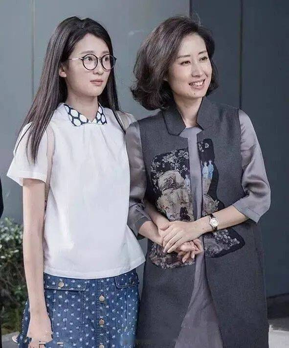 在前几年大火的《欢乐颂》中,刘明涛就曾饰演过关雎尔的母亲.