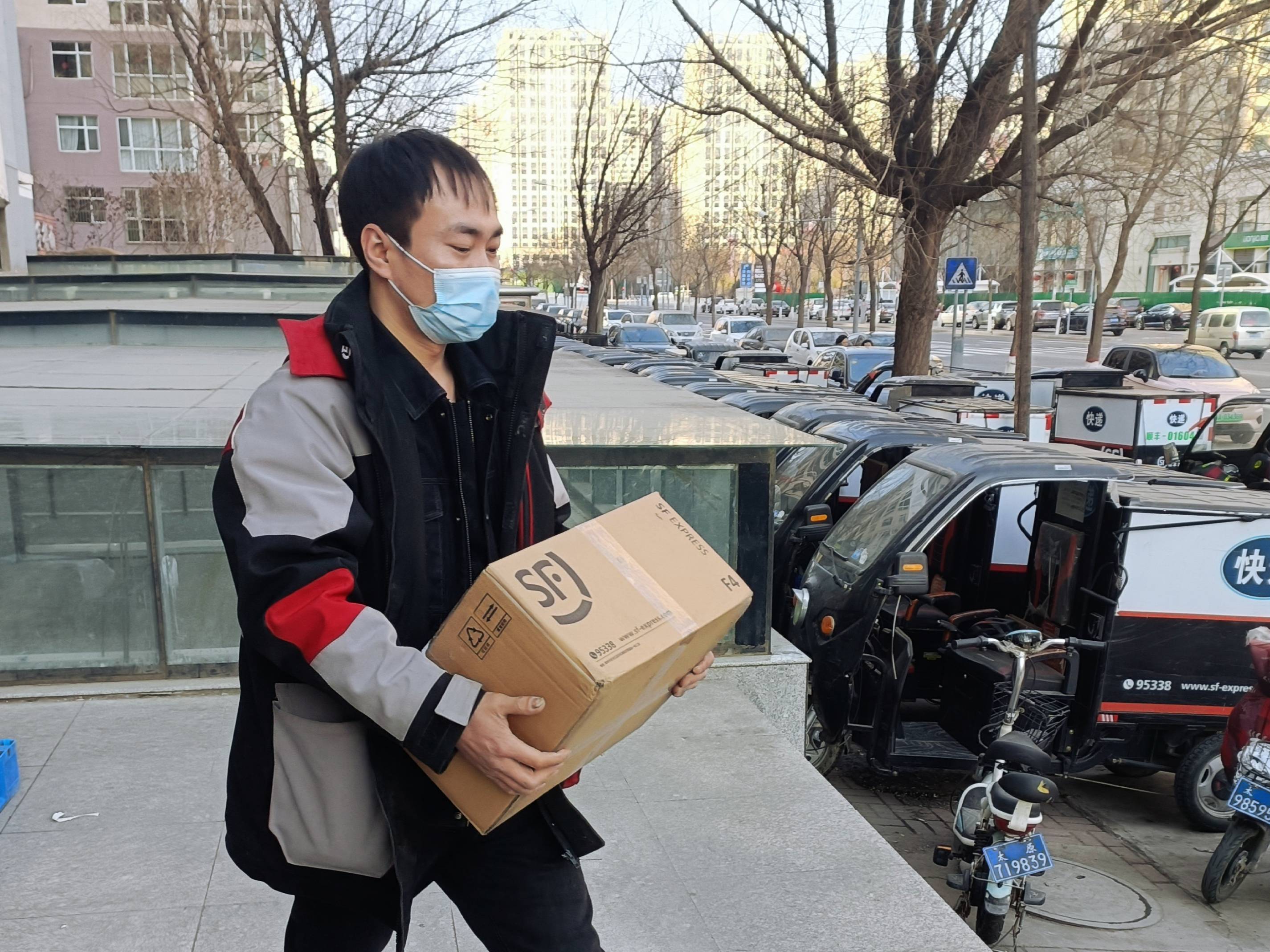 快递小哥的春节坚守_张鑫_工作_山西