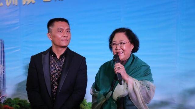 他常演罪犯暴徒,在生活中却是1名好男人,娶小18岁娇妻很幸福_常戎