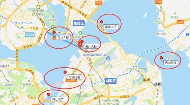 谁还给你挂花？...但是狗狗却把小婴儿照顾得非常好？