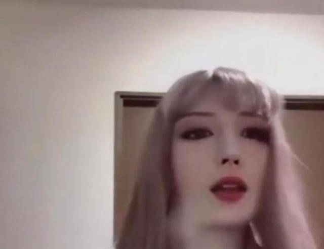 易容术就服这操作!女主播下播忘关摄像头把头掀起