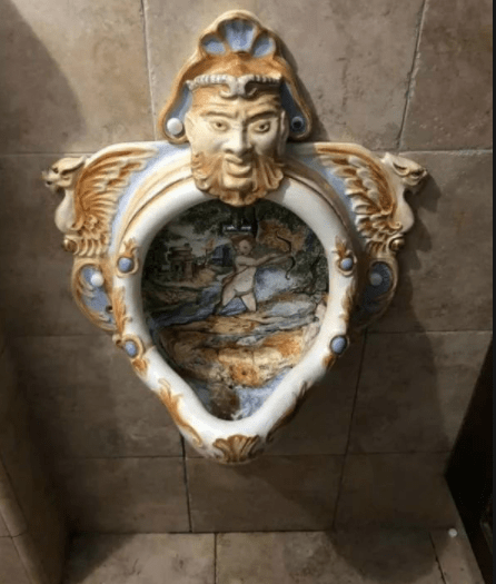 手指幽默笑话：哥们把割破的手指泡在盆里，帮我看看哪在冒泡