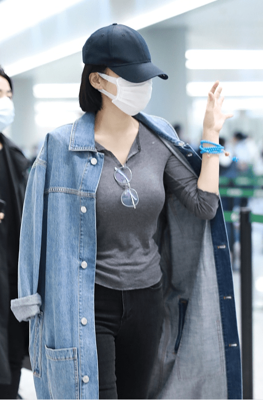 服装 别看许晴到了奶奶辈，身材却像少女似的，穿大衣配长裤一点不显胖