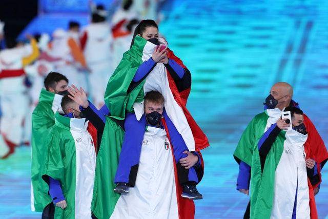 冬奥 冬奥开幕式运动员服装吸睛，时尚大国斗法，哈萨克华服背后有故事