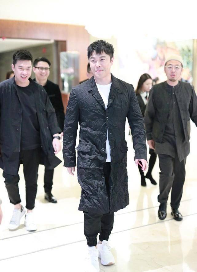 黑色 陈思诚虽然到了大叔年纪,可穿得还挺时髦,卫衣配宽松大衣挺有型