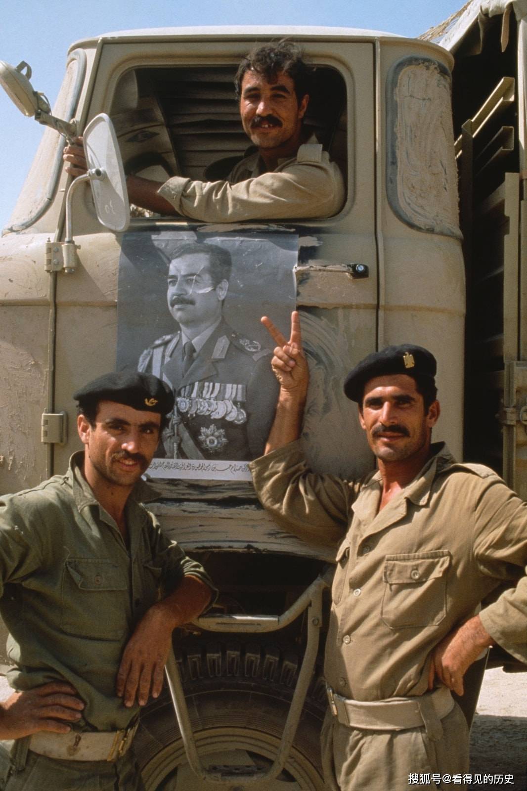 两伊战争中的伊拉克士兵 ,远处是油田上冒出的滚滚浓烟.