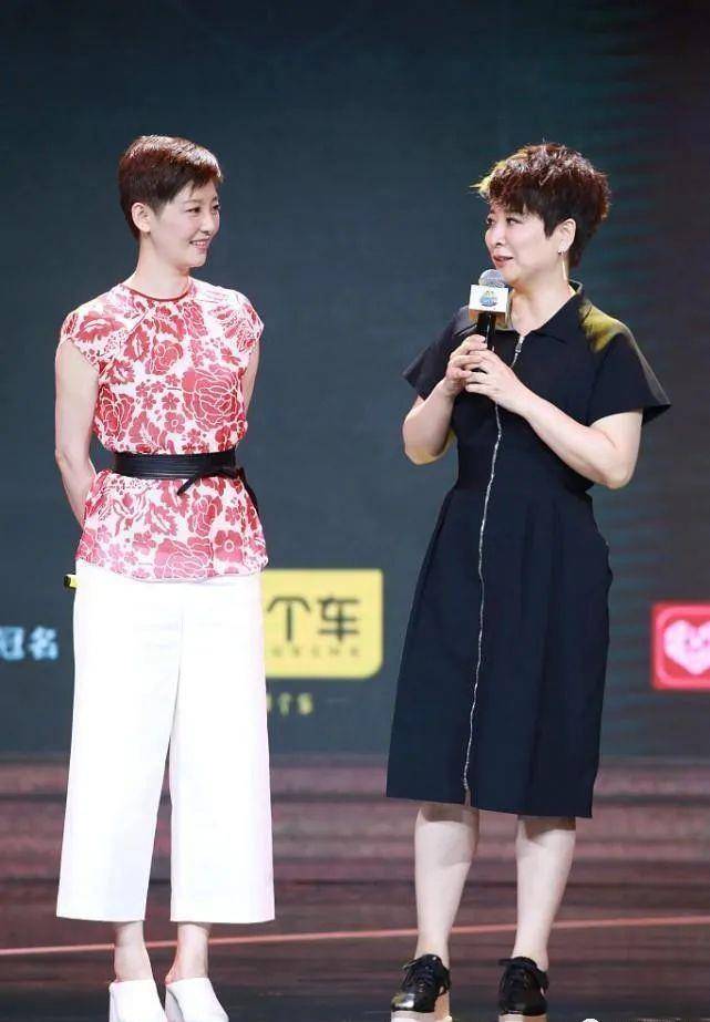 设计 徐帆穿衣挺有中年韵味的，白色羽绒服叠穿格纹装，看着就挺温暖