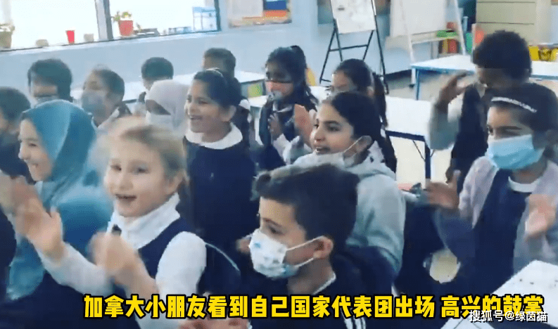 世界瞩目 外国小学生上课观看冬奥开幕式 烟花 小号火出圈 北京 表演 元素