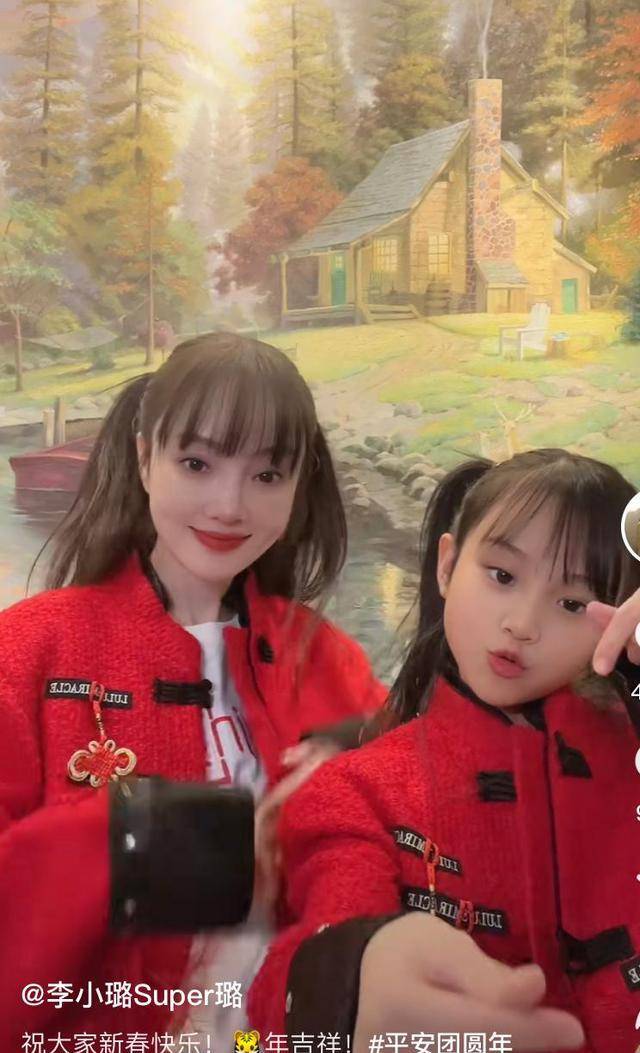 李小璐晒与女儿新年照甜馨扎马尾漂亮又可爱母女越来越像