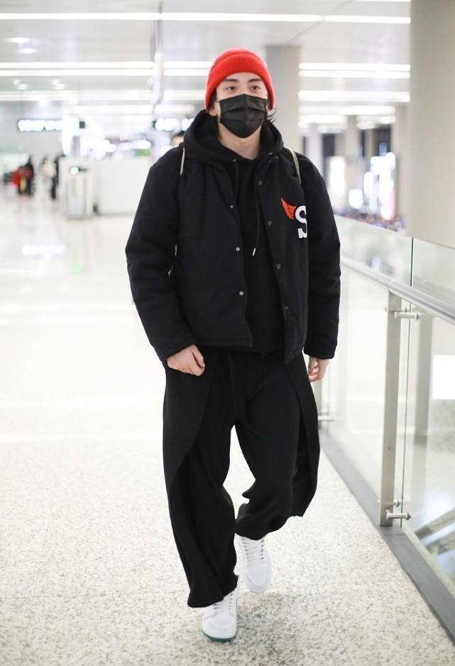 王大陆私下里真够随性的,戴着红帽子出门,肤色黑也挺有气质_红色_棒球