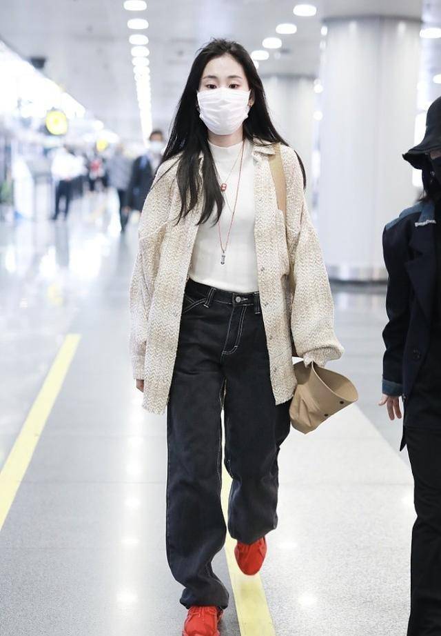 感觉 开春了照样能穿针织衫，学张碧晨的针织衫造型，温柔又时髦