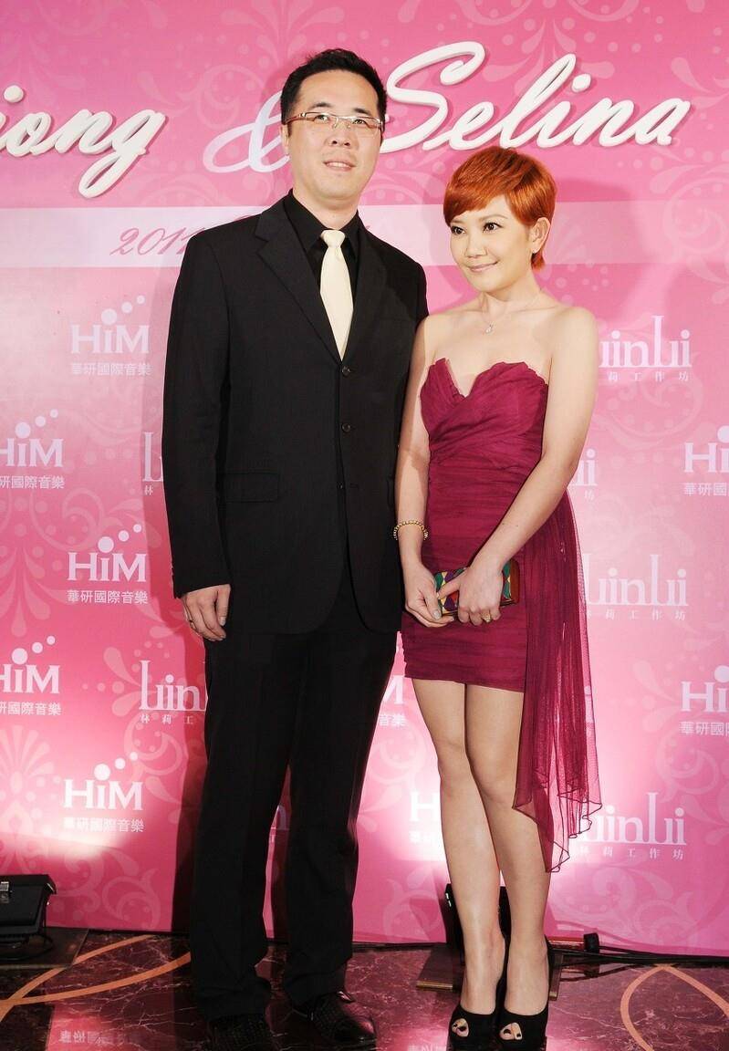 离婚一年，42岁梁静茹当街接吻恋情曝光！对方是企业老总林达光