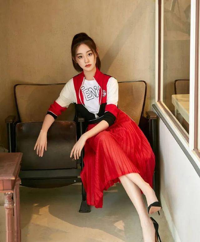 高跟鞋 运动服上衣，配百褶裙和高跟鞋，坐姿妩媚撩人