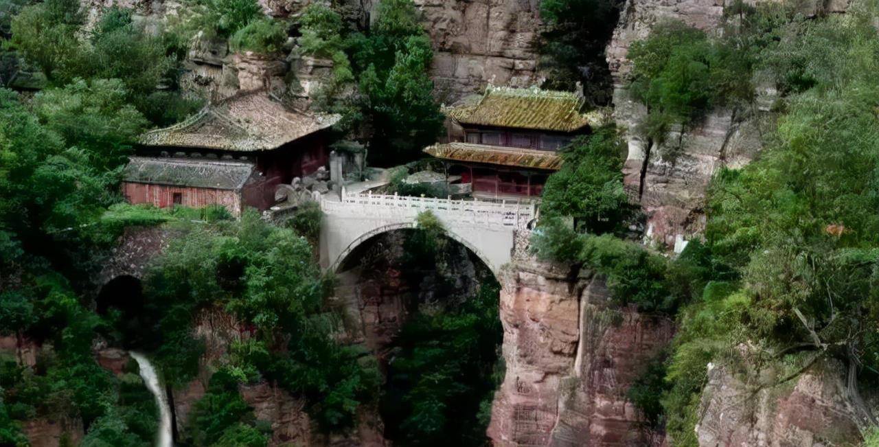 河北苍岩山上藏着一神奇建筑，悬空建在峭壁边，异常稳定坚固