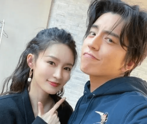 原创王大陆与已婚导演公开接吻后跟李沁搂抱又贴脸