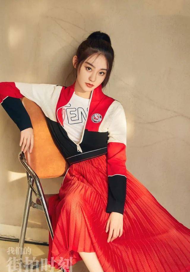 高跟鞋 运动服上衣，配百褶裙和高跟鞋，坐姿妩媚撩人