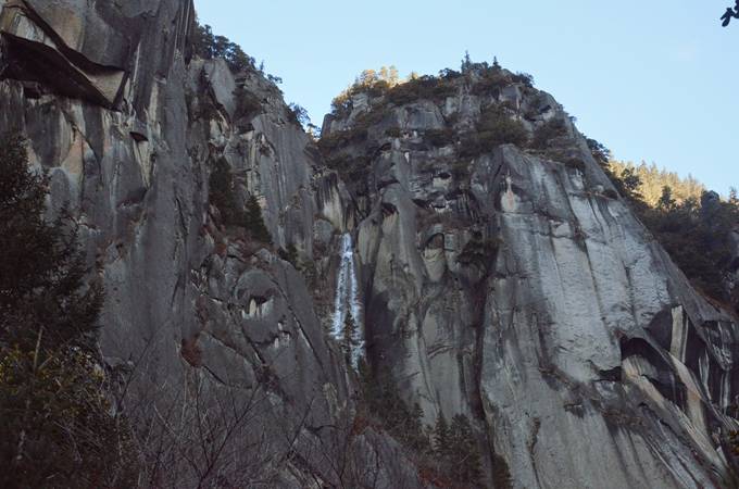 山石|冬天去西藏旅游，林芝卡定沟，这里的山石充满了想象力的传说