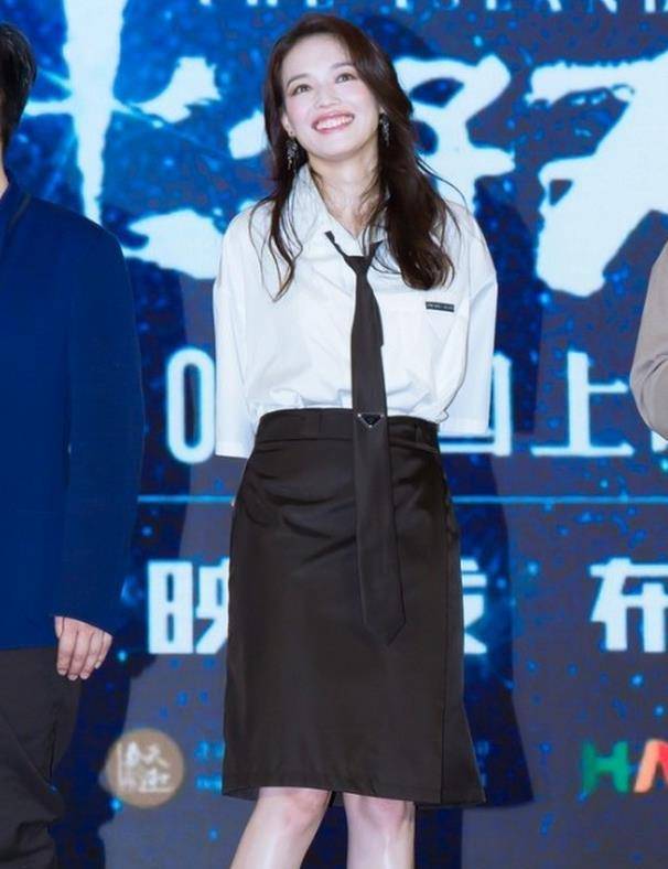 身材 舒淇打扮很知性,穿蕾丝连衣裙配西装干练利落,好品味可真罕见