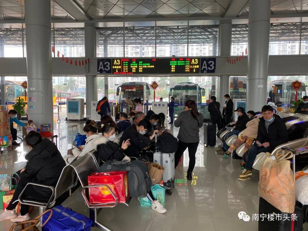 埌東汽車站(拍攝:劉玉嬋)候車大廳內許多旅客扛著大包小包,自動取票