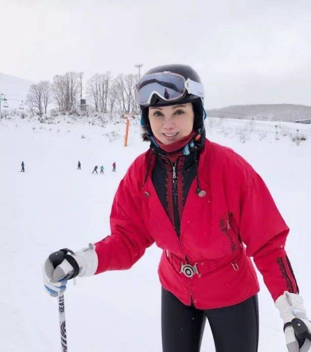 曾惊艳一个时代今年龄大了有人整成鞋拔子脸有人卖二手服