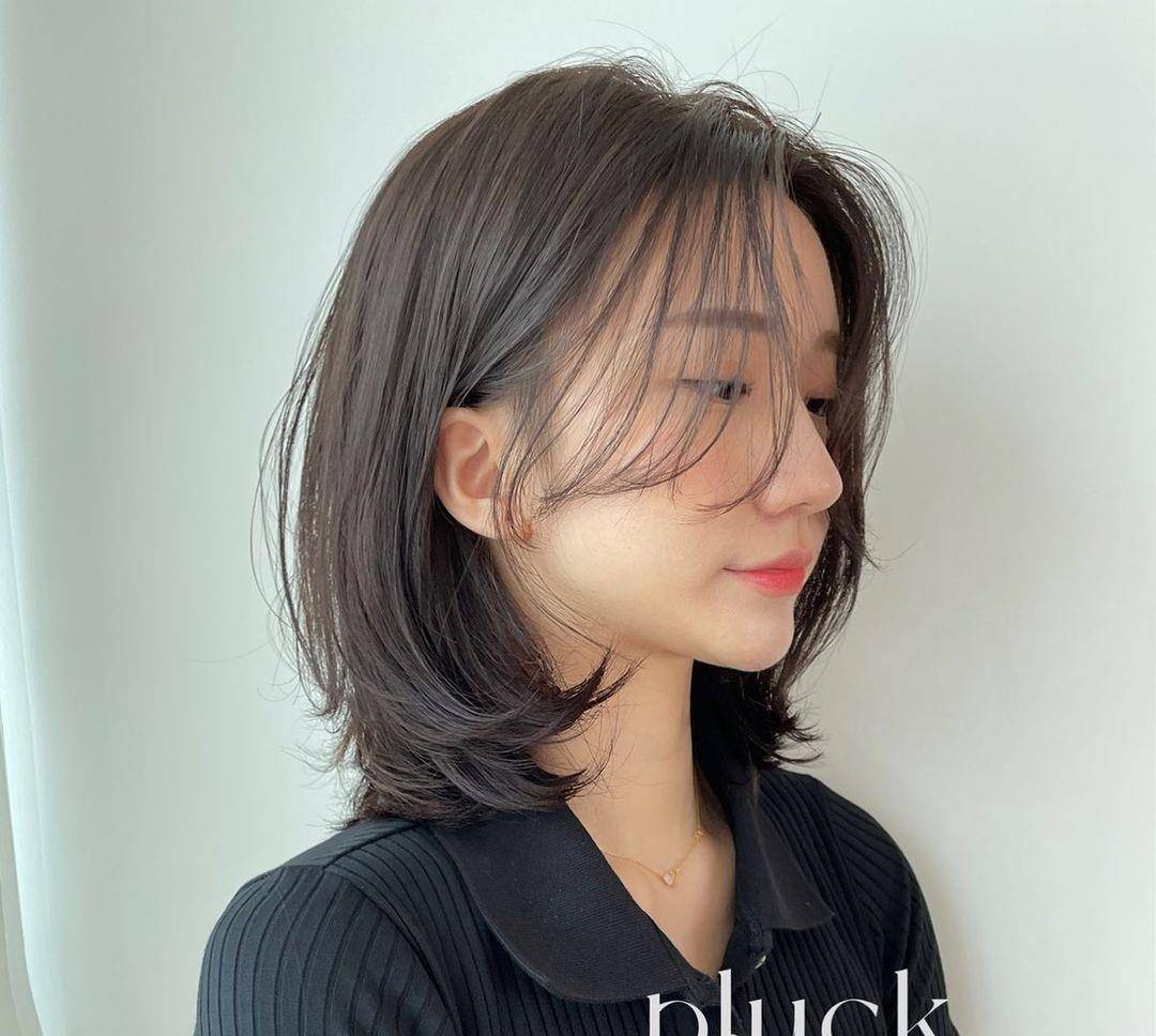 发型女人过了30岁选什么发型？推边头满头卷锁骨发，越剪越时尚。