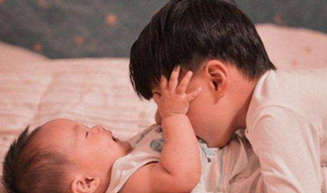 全家|二胎之间最佳“年龄差”是几岁？俩娃不争宠不拖累，全家都满意