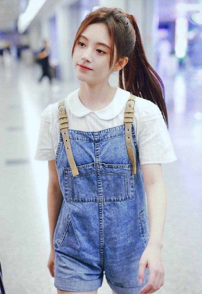 鞠婧祎 鞠婧祎新造型“过分了”，25岁背带裤走机场，看完可爱得认不出来