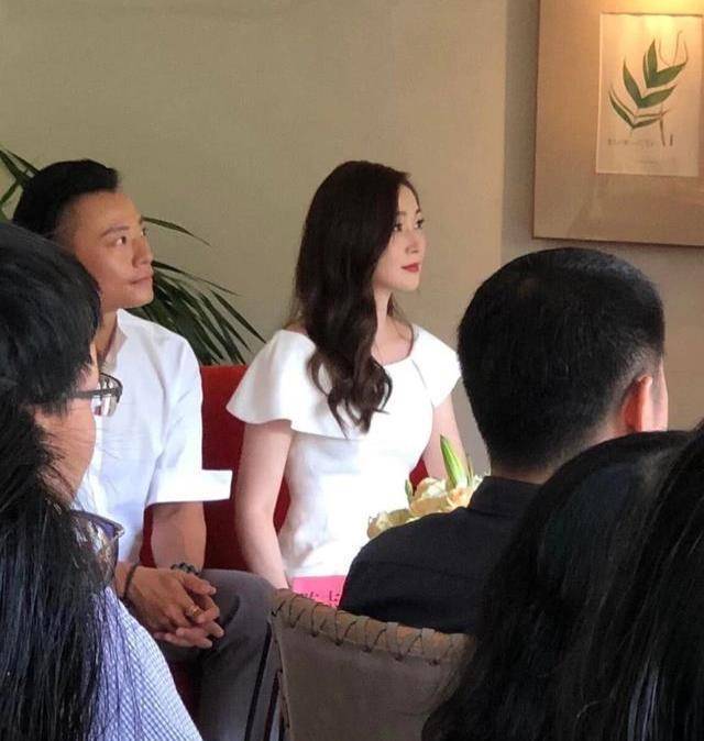 女王自律女星不会老？50岁许晴露肩湿发太撩人，巩俐修长美腿女王范
