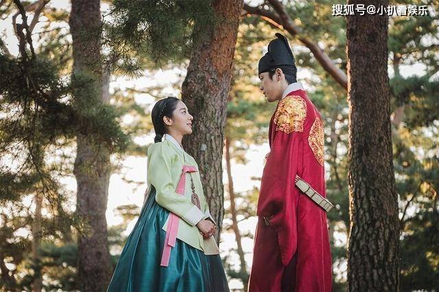 关咏荷复出张家辉抱1岁女儿探班(组图)2022年2月