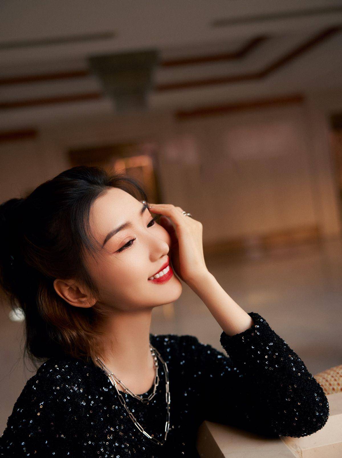 黑色 毛晓彤甜得像一只小白兔，穿粉色虎纹裙跳舞，比20岁还像20岁