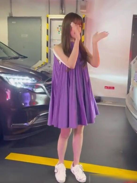 什么虞书欣是微胖身材？和100斤女助理站在一起后，这腿有点扎心了