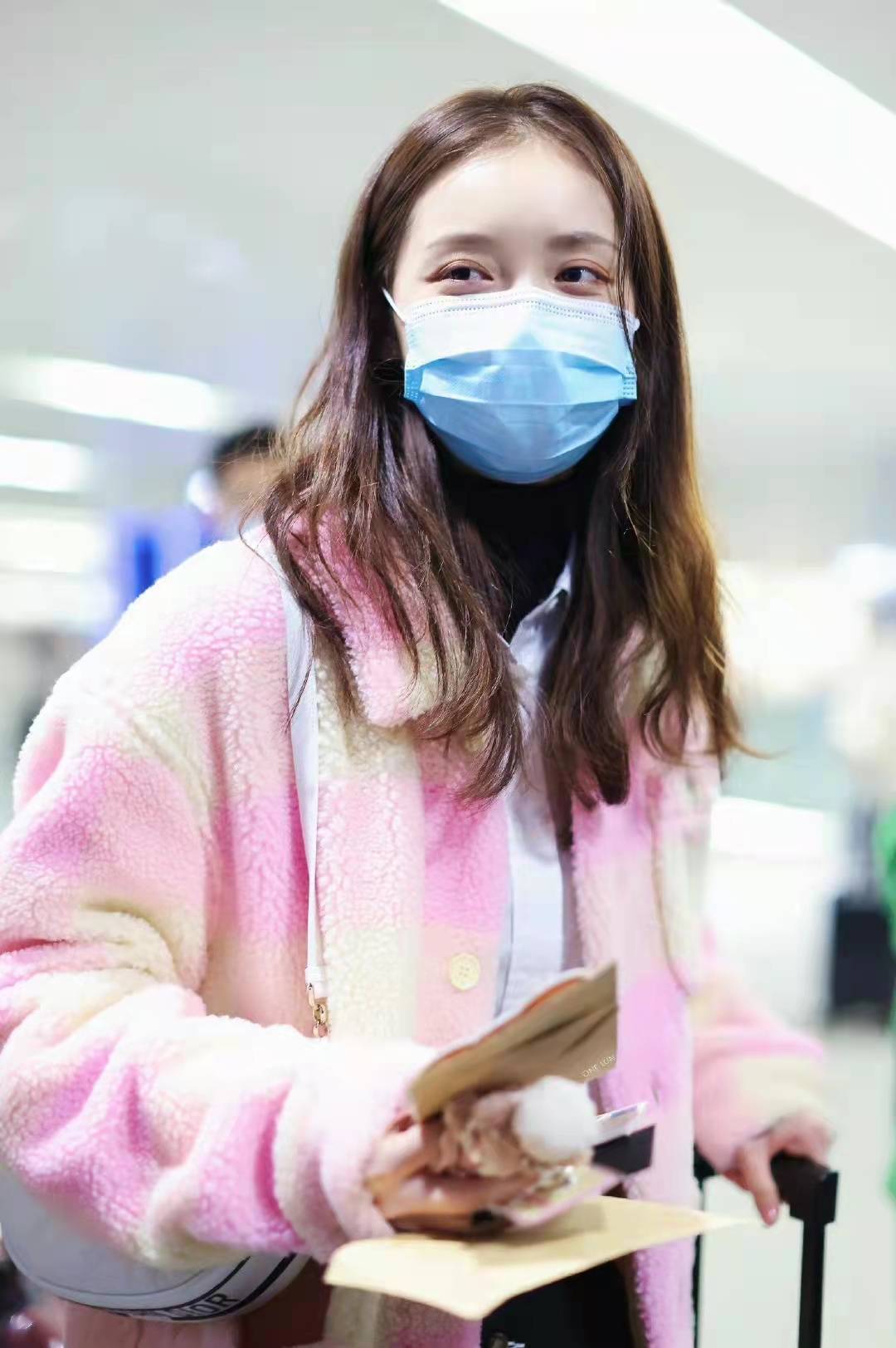 黑色 孙伊涵粉色毛绒格子外套配黑色休闲裤，时尚保暖又舒适