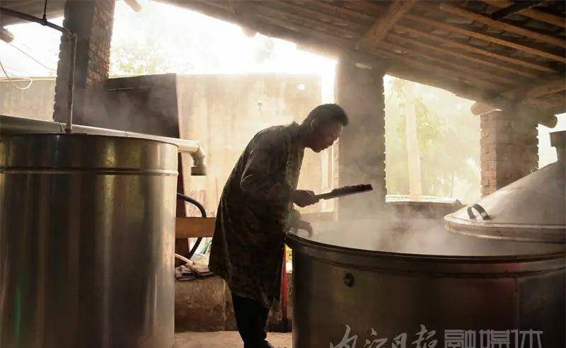 内江|内江“神奇”!民间土酿高粱酒,每年外卖三万斤——