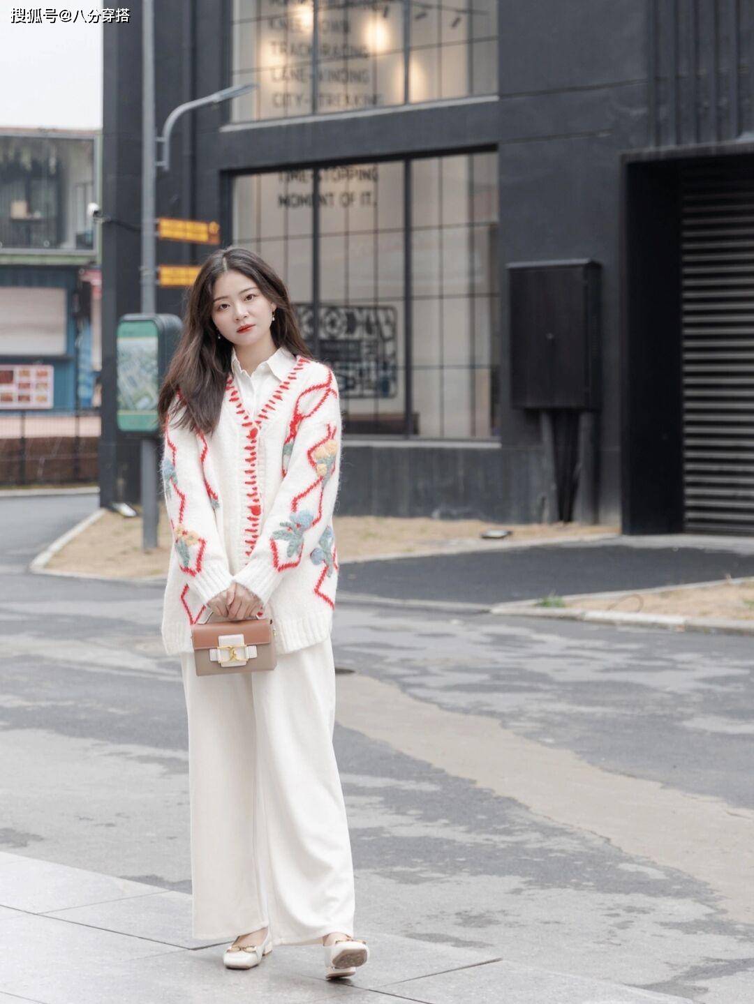 下装 “毛衣”怎么穿高级又洋气？看看这些穿搭造型，柔软舒适又显气质