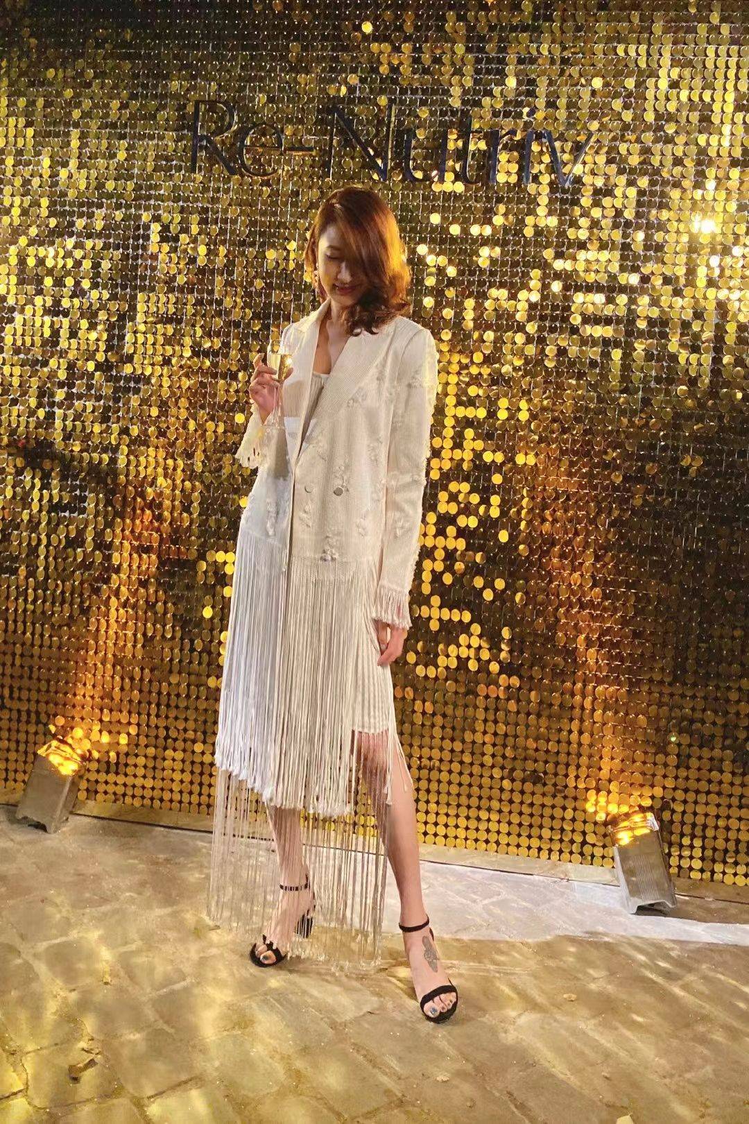 服装 许婧离开陈赫后,状态变得更好了,日常穿的普通却高级,很好看