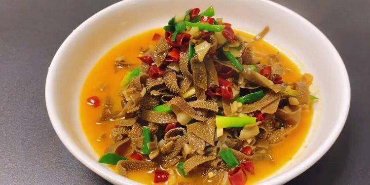香辣爆炒毛肚的做法 做法简单 吃起来开胃下饭 作法 豆瓣酱 蒜头