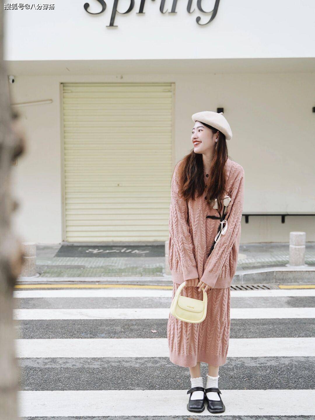 下装 “毛衣”怎么穿高级又洋气？看看这些穿搭造型，柔软舒适又显气质