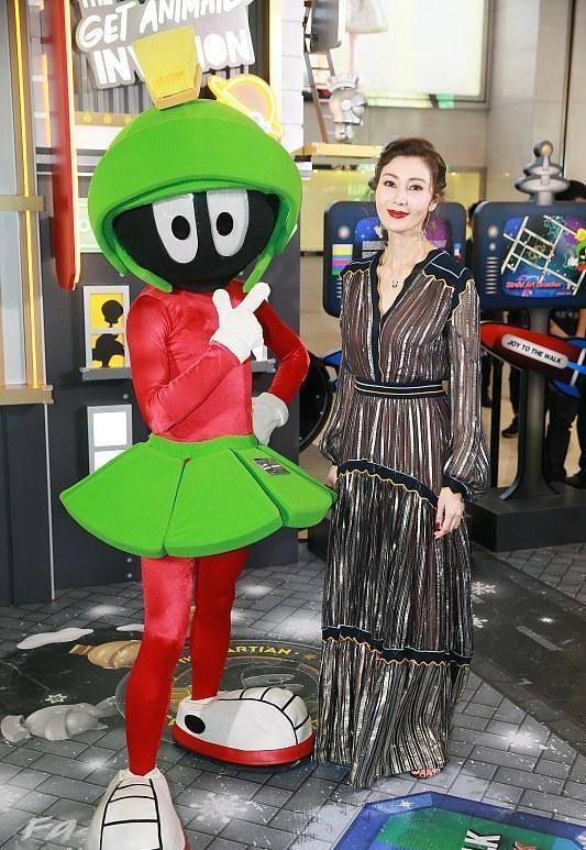 李嘉欣 裙子还是优雅地好看,学李嘉欣这么搭配,显年轻还不装嫩