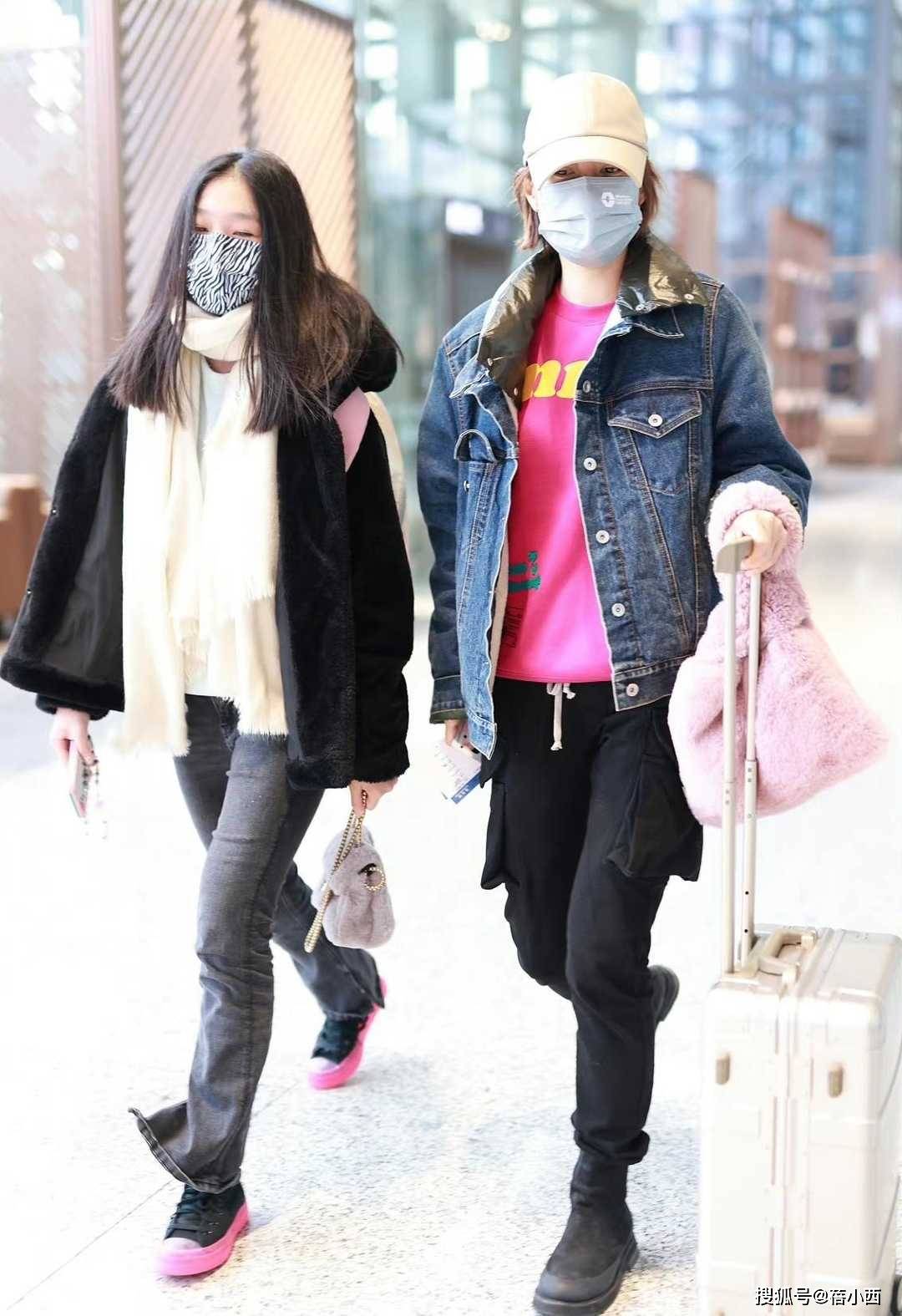马伊琍 马伊琍真是越活越年轻，穿牛仔外套配玫红色t恤，洋气减龄还时髦
